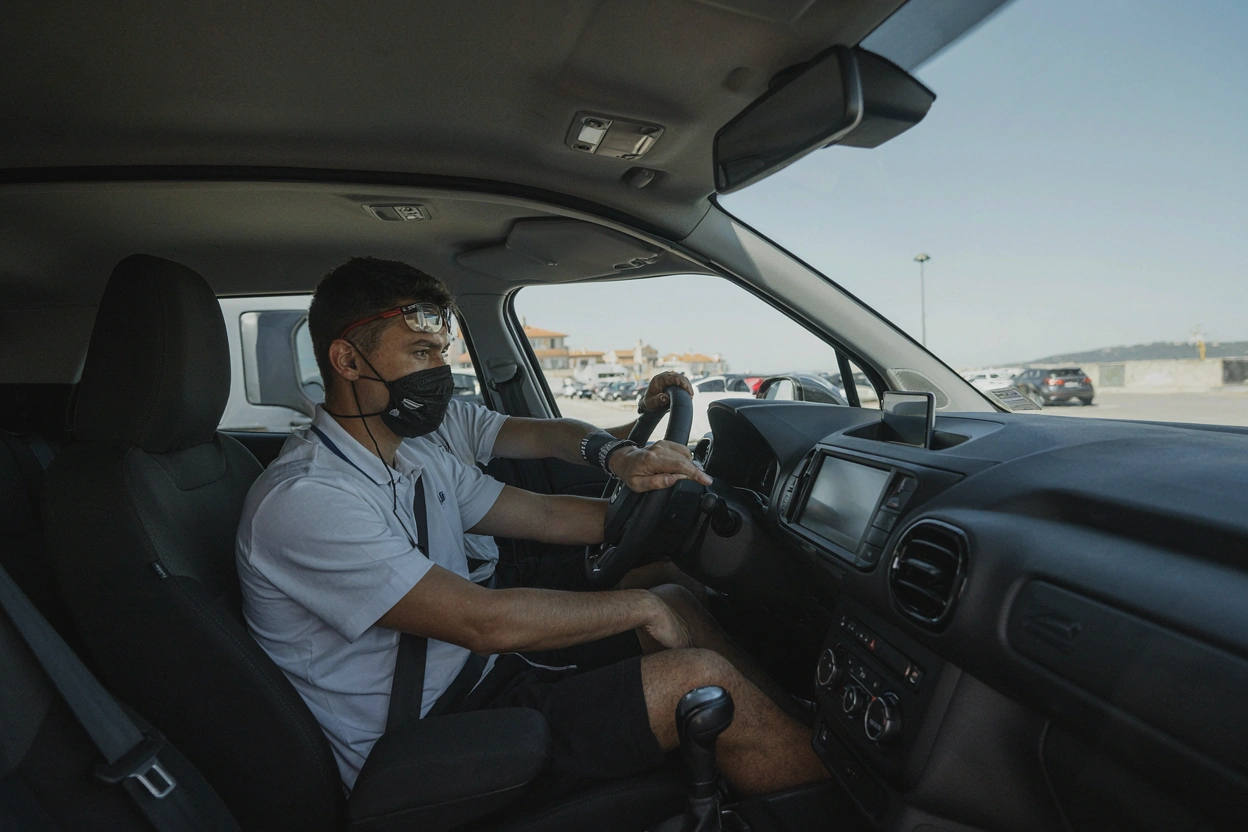 Élève au volant avec son moniteur, pendant une leçon de conduite