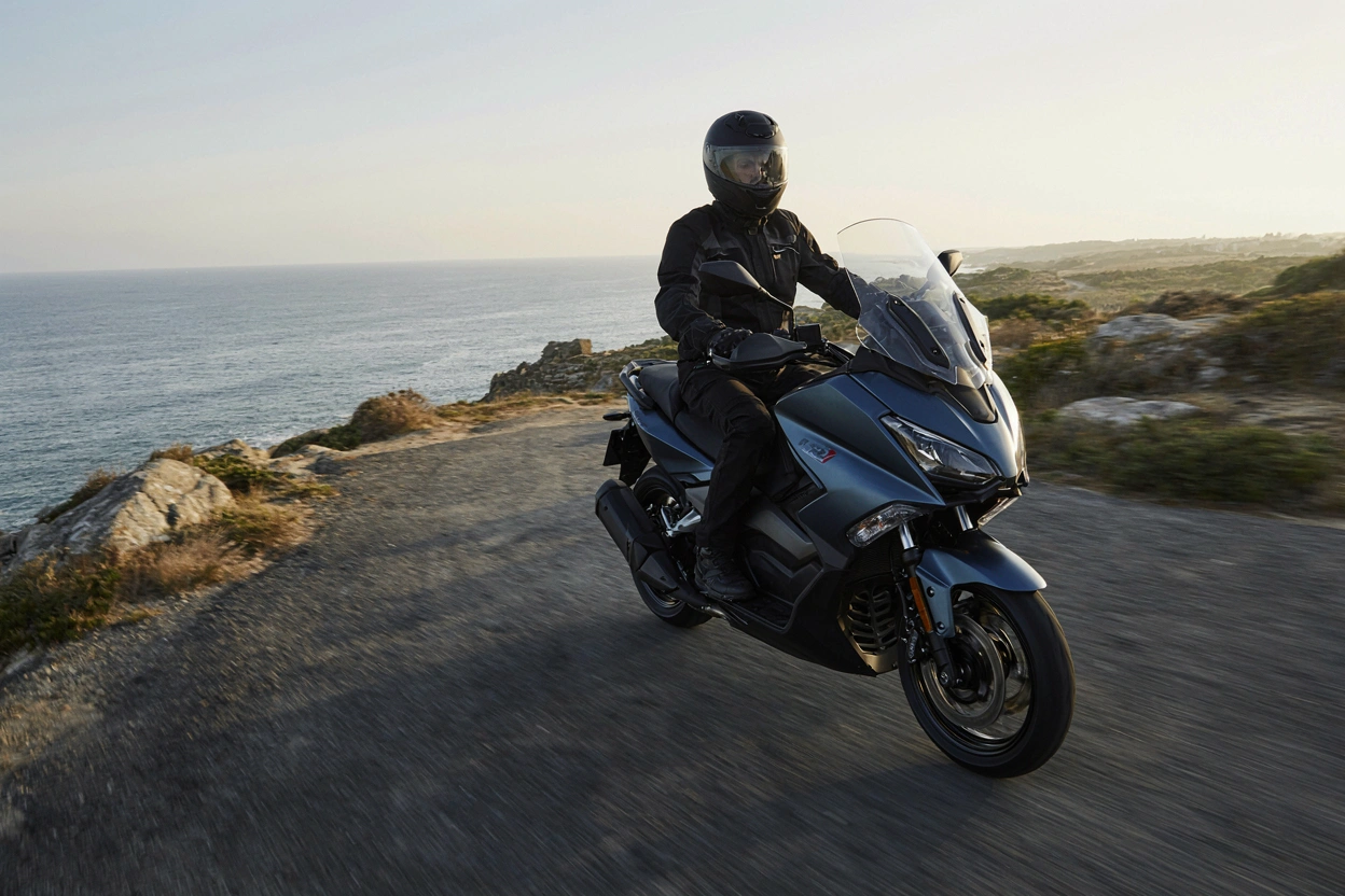 Motard équipé roulant sur une route côtière près de La Rochelle