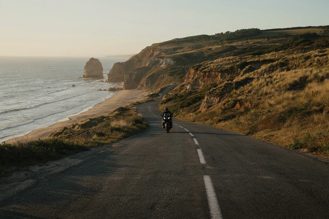 Route côtière atlantique vue depuis une moto de tourisme