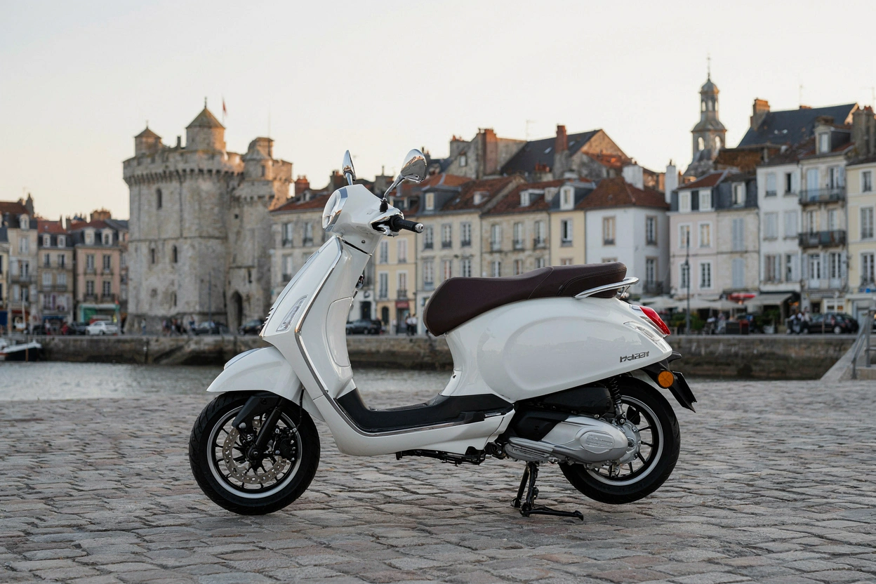 Scooter urbain garé dans une ville portuaire historique